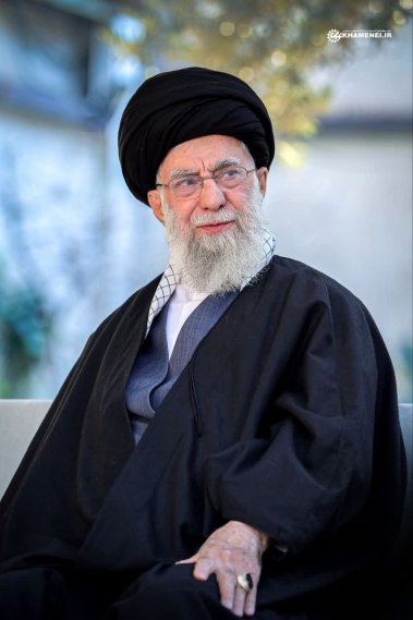 هرکس بخواهد با آمریکا برای صلح مذاکره کند خائن است هرکس بخواهد با آمریکا برای صلح مذاکره کند خائن است